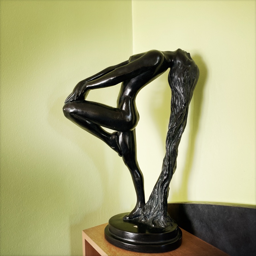 Bronzeskulptur im Salon